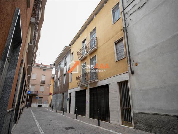 3 APPARTAMENTI + 2 BOX + NEGOZIO - GALLIATE (NO) - 194.000 €